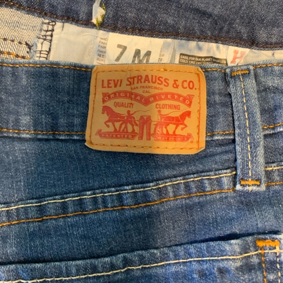 *** Levi’s Size 7M. Inseam 31”. Dark blue. No fading. Classic 5 pocket. - Picture 3 of 3